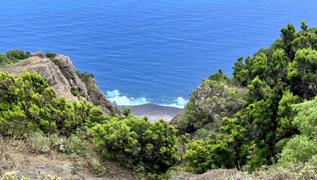 Imagen de mar y sendero al borde de precipicio